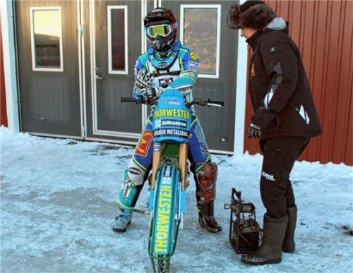 Er ist bereit für die Eisspeedway-WM: Luca Bauer (links), hier mit einem Mechaniker.