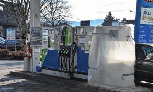 Erdgas tanken in Rosenheim: Im März fällt der Schleier und diese Zapfsäule für den alternativen Kraftstoff nimmt den Betrieb auf. Foto Schlecker