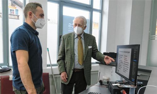 Fachwissen und berufliche Erfahrung vermitteln von Alt nach Jung: Bernd Remmelberger (rechts), Vorsitzender der Wirtschaftssenioren, im Gespräch mit seinem ehemaligen Mandanten Marc Volkert. Foto Baumann