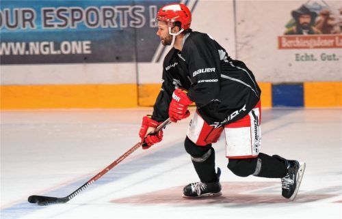 Feiert am Freitag beim Gastspiel in Füssen sein Comeback im Rosenheimer Trikot: Verteidiger Beppo Frank, hier beieiner Trainingseinheit. Foto  Hans-Jürgen Ziegler