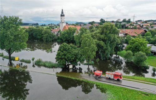 Finanziell hat Prutting – anders als auf diesem Bild vom August-Hochwasser – festenBoden unter den Füßen. Und damit auch ein hundertjährliches Hochwasser in Zukunft keine Überschwemmungen mehr verursacht, sind im Haushalt 650000 Euro für den Hochwasserschutz eingeplant. Foto re