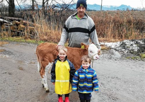 Franz Vogl ist froh, dass Kalb Gretl unbeschadet wieder im heimischen Stall ist und die Kinder Franz junior und Sabine freuen sich auch.Foto privat