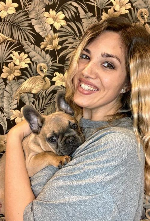 Friseurin Sarah Zettl aus Großholzhausen mit ihrer französischen Bulldogge Bruno. Der Erlös aus der Versteigerung ihres ersten Termins geht an das Rosenheimer Tierheim. Foto privat
