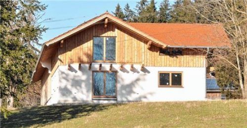 Dieser Neubau entstand auf gleicher Stelle wie das Gesindehaus, das bei der Sanierung eingestürzt sein soll. Weil der Bauantrag fehlte, hat das Landratsamt schon vor längerer Zeit einen Baustopp verhängt. Foto Merk