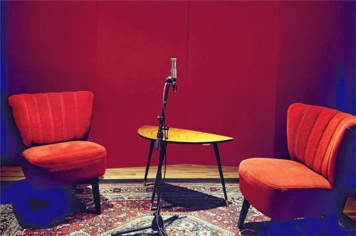 Gefühlt wie am Küchentisch: Im Nicklheimer Tonstudio „Hicktown Records“ laufen die Aufzeichnungen für Karola Kellners Podcast. Fotos privat
