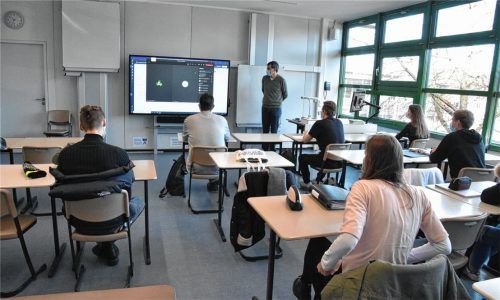 Halbiert und auf Abstand: Die Abschlussklassen der FOS/BOS Rosenheim sind seit Montag wieder in Präsenz.Foto Schlecker