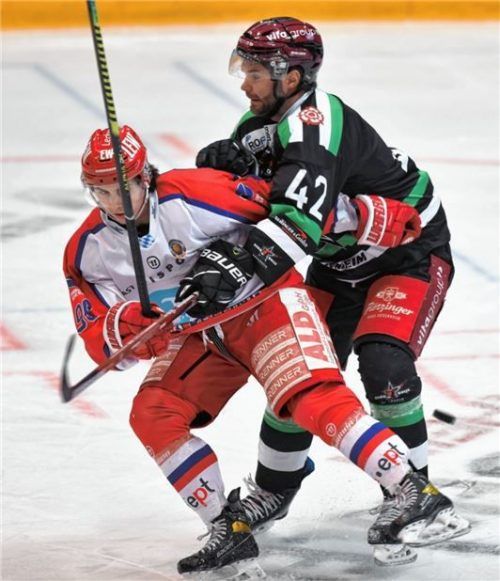 Heimspiel-Comeback: Beppo Frank, hier gegen Peitings Daniel Reichert, erhielt nach dem Ausfall von Tobi Draxinger mehr Eiszeit als zunächst geplant.