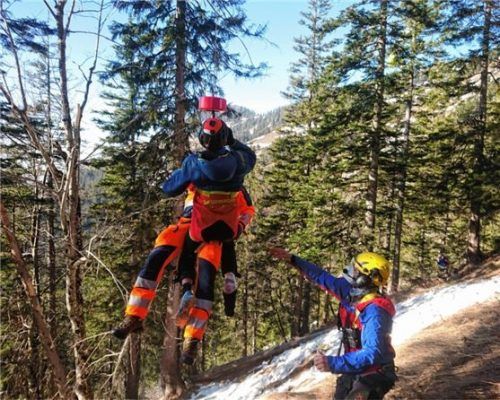 Helfer der Marquartsteiner Bergwacht im Einsatz an der Unfallstelle. Foto re
