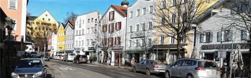In der Kirchzeile im Herzen von Bad Aibling warten viele Geschäfte und Lokale auf das Ende des Lockdowns.Foto  Baumann