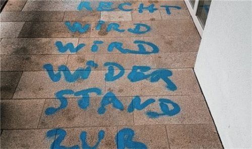In Frasdorf waren die Parolen an den Wänden und auf Pflastersteinen des Rathauses zu sehen. Foto Gemeinde Frasdorf