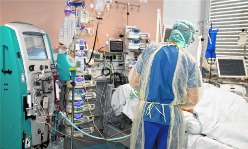 In Wartestellung: Das Romed-Klinikum in Rosenheim hält trotz sinkender Fallzahlen wegen der Mutationen seine Covid-19-Stationen in Bereitschaft. Foto Romed