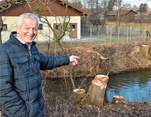 Ist eigentlich nicht nach Lachen zu Mute: Eberhard Haefele aus Rosenheim ärgert sich über die Fällungen am Hammerbach. Foto Schlecker