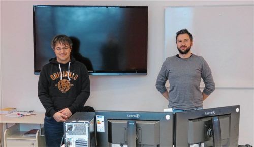 IT-Leiter Michael Merwald (links) und Adrian Herfurtner kümmern sich um die Digitalisierung an den Kolbermoorer Schulen. Der dritte im Bunde, Thomas Marker, war an diesem Tag im Homeoffice. Foto Baumann