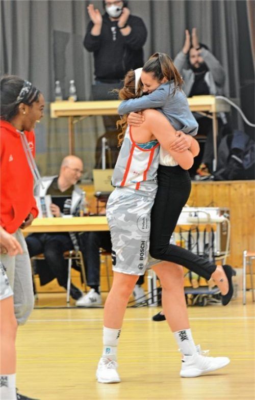 Jubel nach dem Sieg bei Anne Zipser und Wasserburgs Trainerin Sidney Parsons.Fotos Hörndl