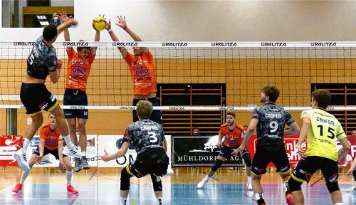 Julius Höfer war der überragende Mann auf Grafinger Seite mit einer Schlaghöhe von 3,50 Metern. Bei ihm mussten sich Fabian Bartsch und David Fecko maximal strecken, um erfolgreich zu blocken.Foto Rainer Press