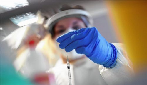 Kalt geliefert und heiß begehrt: der Impfstoff von Biontech-Pfizer. Fotos dpa, re