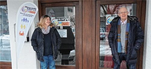 Kathrin Bachmann von der Bürgerhilfe (links) und der Seniorenbeauftragte Josef Gasteiger helfen der älteren Generation bei der Registrierung im Internet. Foto RE