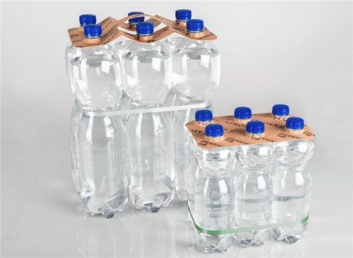 Kleine Sache, große Wirkung: Karton-Clips halten PET-Flaschen zusammen. Das spart Plastikmüll und sichert in der Region Arbeitsplätze. Foto Krones