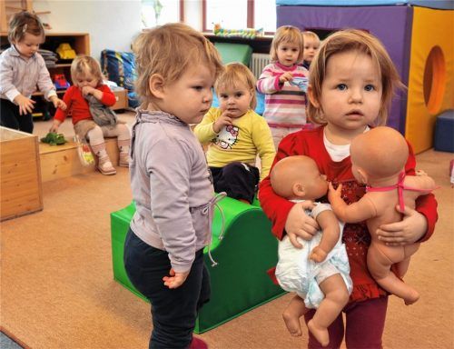 Kleinkinder in einer Krippengruppe: Besonders der Betreuungsbedarf von unter Dreijährigen ist in Rimsting in den vergangenen Jahren stetig gestiegen. Die beiden Krippen in Gemeindeträgerschaft sind daher voll ausgelastet. Foto dpa