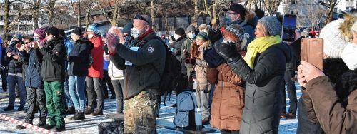 Knapp 600 Menschen haben in Rosenheim am Samstag gegen die „überzogenen Maßnahmen der Staatsregierung“ demonstriert. Fotos Schlecker
