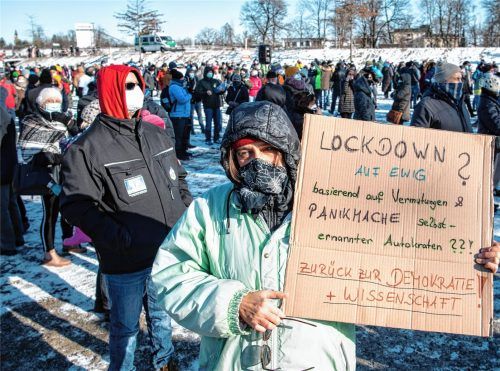 Kritiker der aktuellen Corona-Beschränkungen – hier bei einer Demonstration im Rosenheimer Mangfallpark – fühlen sich in eine falsche Ecke gedrängt. Foto dpa