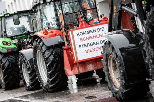 Landwirte nehmen in Rosenheim mit Traktoren an einer Demonstration gegen den Brenner-Nordzulauf teil, während im Kultur- und Kongresszentrum Rosenheim die Ergebnisse des Raumordnungsverfahrens zum Brenner-Nordzulauf vorgestellt werden. Foto dpa