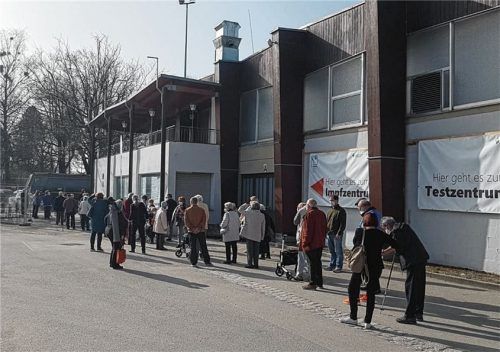 Lange Wartezeiten, keine Sitzmöglichkeiten: An der Organisation des Impfzentrums üben unsere Leser viel Kritik. Foto Wolfgang Huber/privat