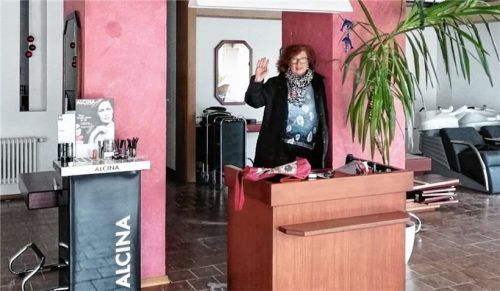 Leises „Servus“ statt großer Abschiedsparty: Die Chefin beim Ausräumen ihrer Frisierstube.