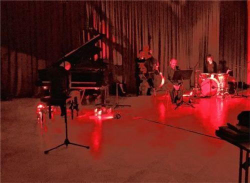„Leseglück“ im Online-Format aus dem Festsaal des Klosters Seeon: Spannend gelesen von Andreas Schmitz, musikalisch bestens begleitet vom Trio Zahg.Foto  re