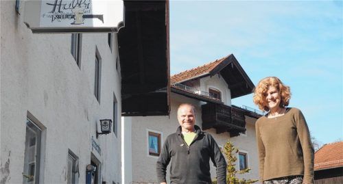 Magdalena Restle ist seit September 2020 die neue Kulturreferentin in Bad Endorf. In den kommenden Wochen plant sie ein neues Format: Spaziergänge im Freien mit Kulturschaffenden. Der erste dafür Auserkorene sei Hubbi Schlemer vom Kramerwirt im Hemhof (unser Bild). Foto RE