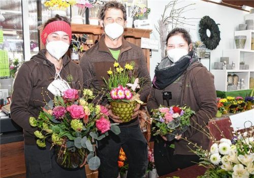 Markus Böck, Inhaber des Blumenladens „Blumen Böck“ mit seinen beiden Mitarbeiterinnen Anna-Maria Kirchhuber (links) und Christiane Inoubli. Foto Ruprecht