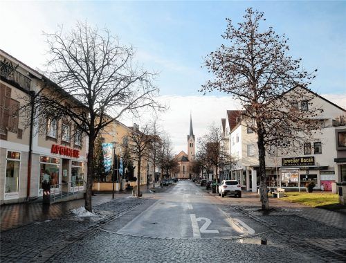 Menschenleer: die Rosenheimer Straße in Kolbermoor an einem Nachmittag mitten in der Woche. Foto Riediger