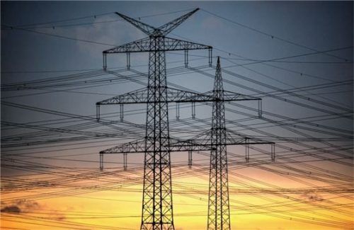 Mit dem Bayernwerk hat die Gemeinde Riedering jetzt einen Strom-Konzessionsvertrag für weitere 20 Jahre abgeschlossen. Damit ist der Anbieter für das Verlegen und Betreiben des Netzes zuständig. Foto DPA