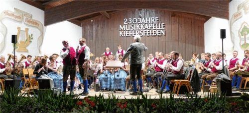 Mit einem Konzert im Kurpark feierten die Musiker die neue Bläserklasse. Nicht nur akustisch, sondern auch optisch waren die wenigen Kurkonzerte ein Highlight.