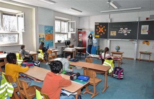 Mit Lüften und Maske: An der Rosenheimer Prinzregentenschule kehren die Grundschüler zumindest im Wechsel wieder ins Klassenzimmer zurück. Foto Schlecker
