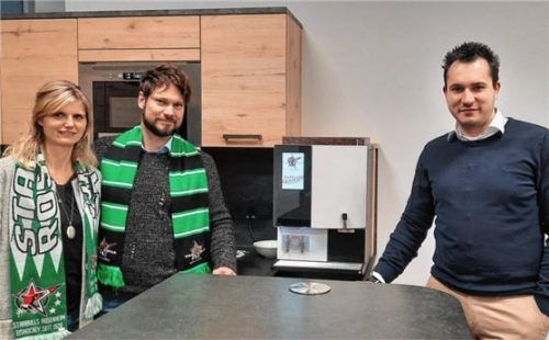 Monika und Manfred Rapf, die Geschäftsführer der Coffice Betriebsverpflegung KG aus Söchtenau, mit Starbulls Geschäftsführer Daniel Bucheli (rechts) vor einem der Coffice-Kaffeevollautomaten. Foto re