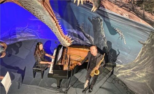 Mulo Francel und Nicole Heartseeker musizieren beim Spinosaurus im Rosenheimer Lokschuppen. Foto Re