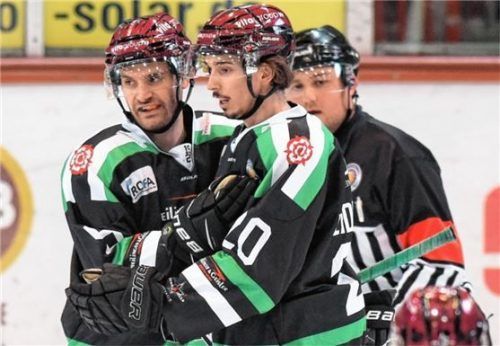 Nach dem Treffer von Simon Heidenreich (rechts, mit Kyle Gibbons) in Regensburg durften die Starbulls 96 Minuten lang nicht mehr jubeln.Foto Ziegler