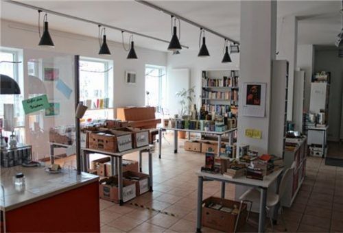 Nicht nur am Bahnhof, auch im Buchcafé herrscht laut Harald Radl derzeit fast „Totenstille“. Radl und sein Team hoffen, dass sich das bald wieder ändert.