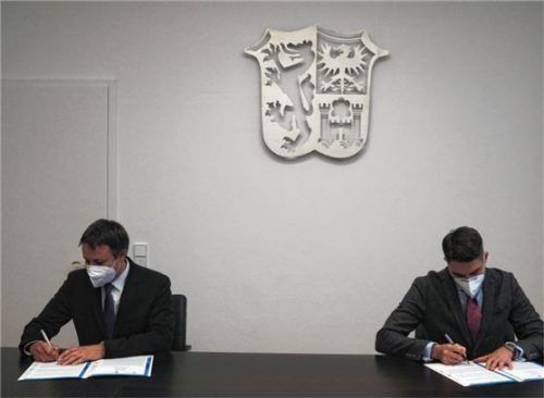 Oberbürgermeister Christian Hümmer (links) und Landrat Siegfried Walch bei der Unterzeichnung der gemeinsamen Erklärung für den Campus Chiemgau. Foto re