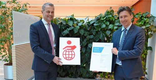 Präsentieren die Urkunden zur Selbstverpflichtung und Klimaneutralität: (von links) der Vorstandsvorsitzende der Sparkasse Rosenheim-Bad Aibling, Karl Göpfert, und Robert Huber, Leiter Immobilien-Management. Foto Sparkasse Rosenheim-Bad Aibling