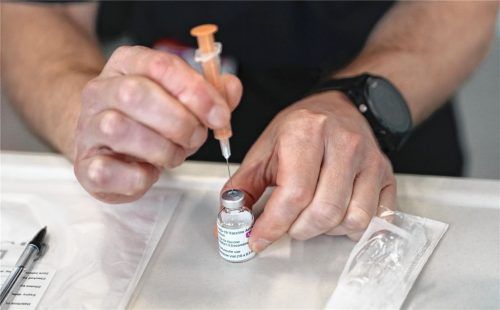 Registrierung bevorzugt online, Benachrichtigung via E-Mail oder SMS. Die technischen Hürden auf dem Weg zur Impfung sind für viele Senioren über 80 zu hoch. Foto dpa