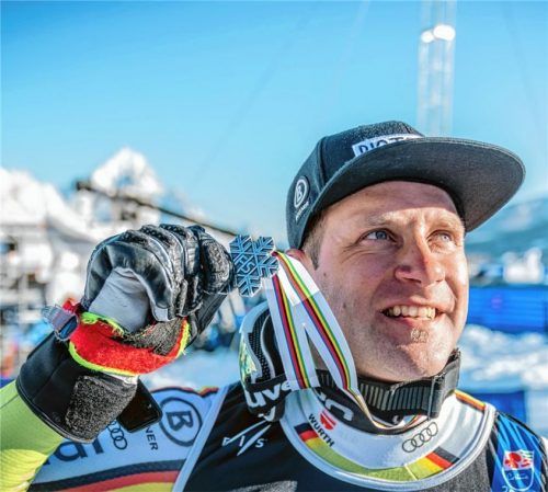 Romed Baumann zeigt nach der Siegerehrung seine Silbermedaille. Nächstes Rennen bei der Ski-Weltmeisterschaft ist am Sonntag die Abfahrt.Foto DPA