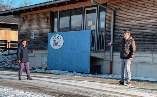 Rosi Held, leitende Sozialpädagogin des Jugendhilfevereins Kiefersfelden-Oberaudorf, und ihr Kollege Theo Hülder sind auch während der Corona-Zeit für die Jugendlichen greifbar. Foto RE