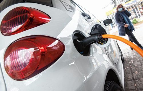 Schaut so die Zukunft der Mobilität aus? Ein Elektroauto beim „Tanken“.Foto dpa