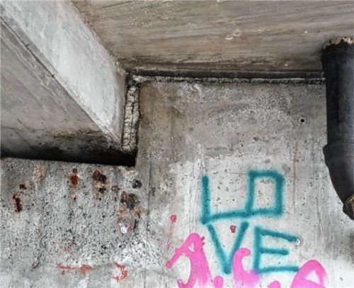 Schwarzbraune Verfärbungen und Abplatzungen: Korrosion ist der schlimmste Feind von Straßenbrücken.