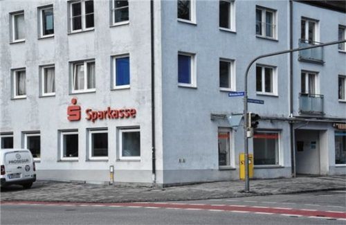 Seit September nur noch Selbstbedienung: die Filiale der Sparkasse Rosenheim-Bad Aibling am Kardinal-Faulhaber-Platz. Foto Schlecker