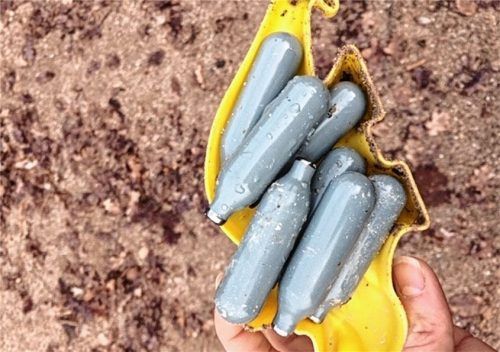 Seltsamer Fund auf Leitner Spielplatz: Diese Kartuschen fanden Anwohner im Sandkasten. Vermutlich handelt es sich um Patronenhülsen von „Airguns“. Foto RE