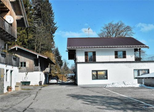 Sollte in diesem Sommer der Biergarten am Simssee trotz Corona-Pandemie öffnen können, wird ein WC-Container statt eines Wagens am ehemaligen Waldgasthof Liebl aufgestellt. Foto Schlecker