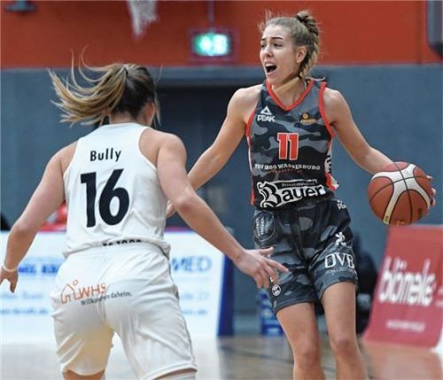 Sophie Perner, hier gegen Hernes Chloe Bully, erzielte fünf Punkte für Wasserburg. Foto  Revierfoto